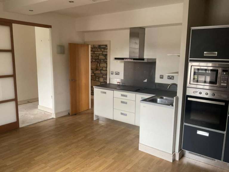 2 Bedroom Flat, 1st Floor - Near University of Huddersfield £675pm (HD1 3DN)