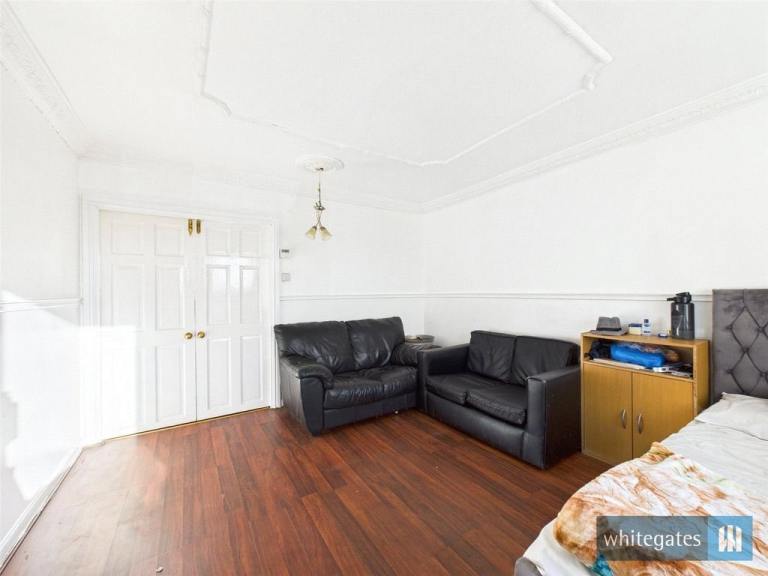 3 Bed Semi-Detached House, Eversley Drive, Bradford (BD4 0EQ)