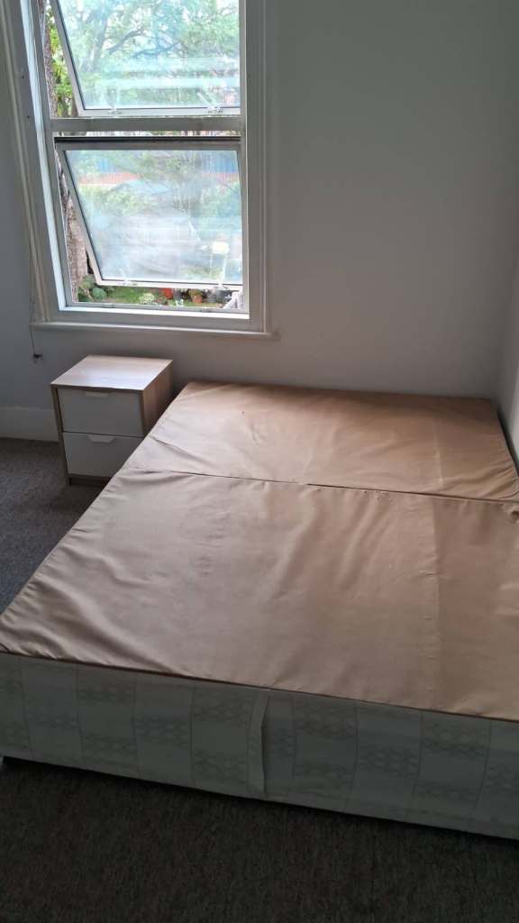 Double room to let in a 4-bedroom house at Carlyle house, Manor Park E12 6BW