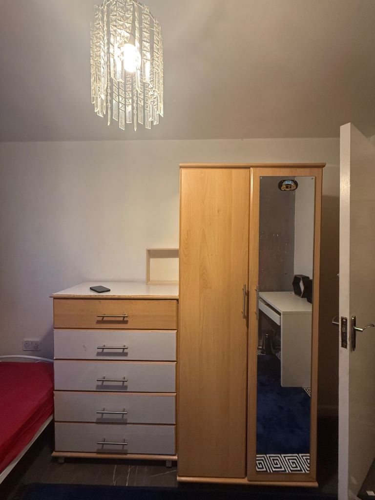 🌟 Modern Medium Room in Prime Walthamstow Location – Walk to Station | All Bills Included 🌟  📍 Location: Walthamstow, London, E17 7QZ