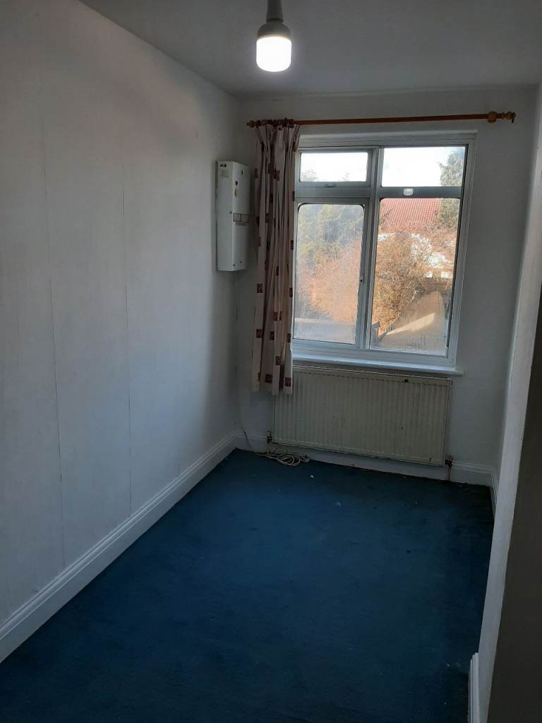 Large SINGLE room 5mins from Tube Heathrow, London £600pm( TW5 0 BJ)