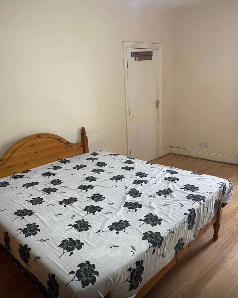 Double bedroom available in fully furnished property (UB1 1JR)