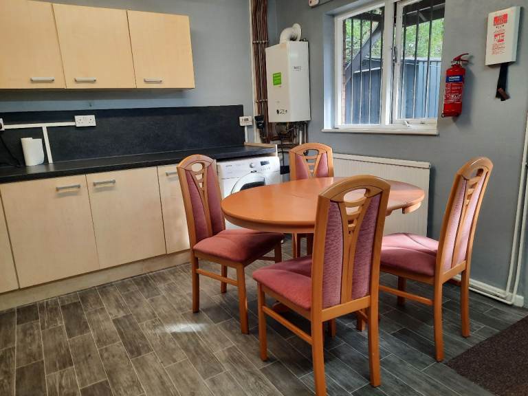 Modern 4-Bedroom Townhouse in Leeds City Centre – LS7 1HT | £614pp All Bills Inclusive