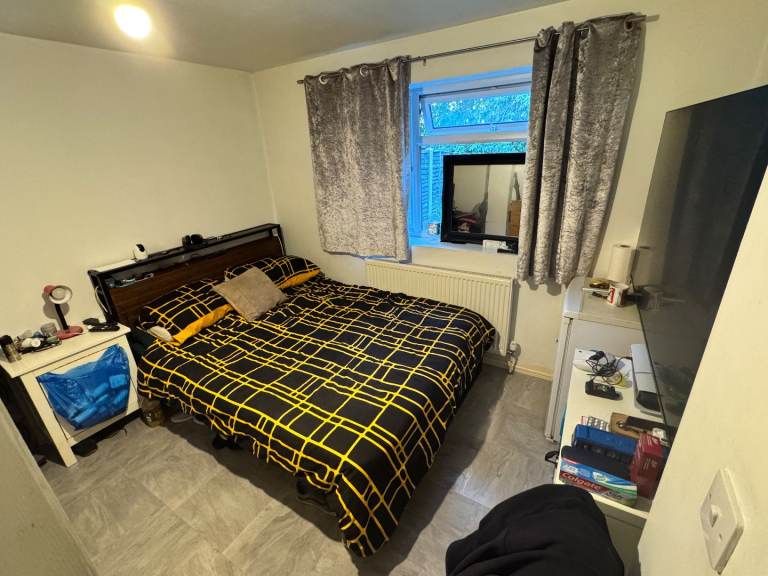 Double Room to let with shower and kitchen drive way and Garden (SS2 6LD)