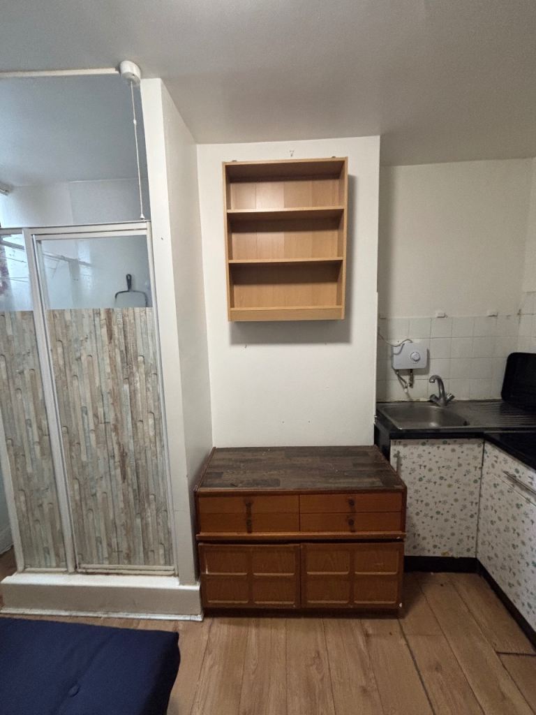 🏙️✨ Studio Room on Walthamstow High Street E17 7JH – £650 pcm | 4 Mins to Central Station! 🚇