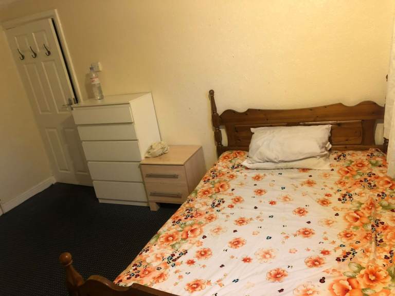 Good Sized Double room in Gants Hill (Central line) (IG2 6TP)