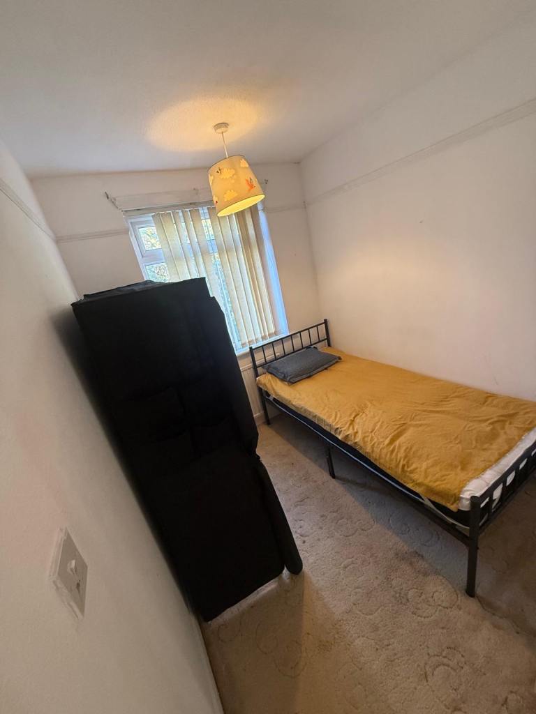 Single room to rent in Staines (TW18 1LR)