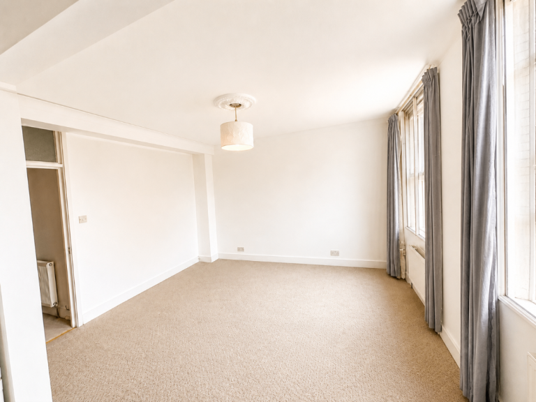 Bright 2-Bed Flat overseeing Nevern Square, Earl's Court SW5 9PD