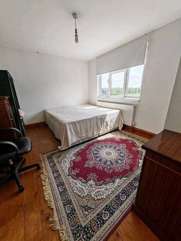 Ensuite room available to let
