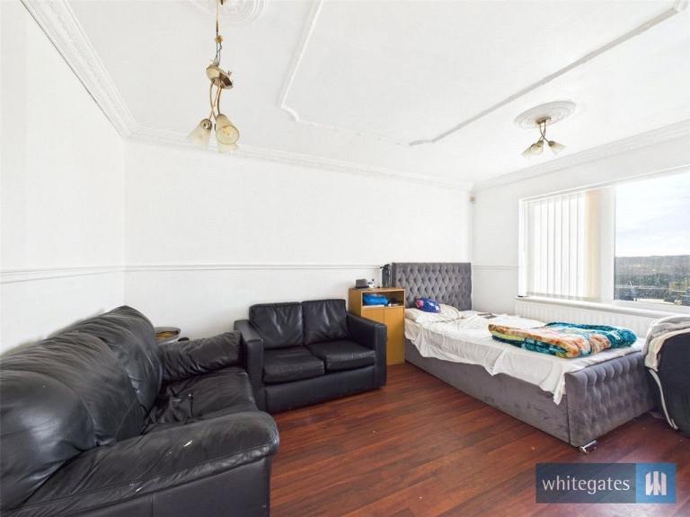 3 Bed Semi-Detached House, Eversley Drive, Bradford (BD4 0EQ)