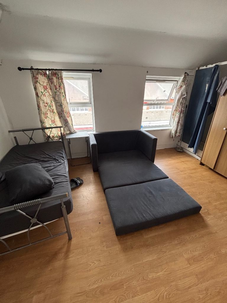 🏙️✨ Spacious Studio Room for 2 in Walthamstow E17 7JH – £850 pcm | 4 Mins to Central Station! 🚇