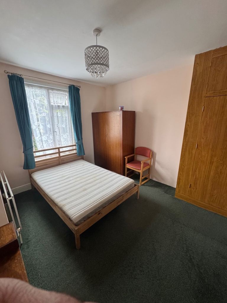 Big double room for rent (ME7 2EH)
