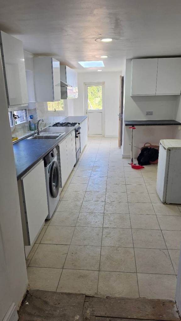 🏡 SPACIOUS DOUBLE ROOM FOR COUPLES – E13 8RT | ALL BILLS INCLUDED! ✨