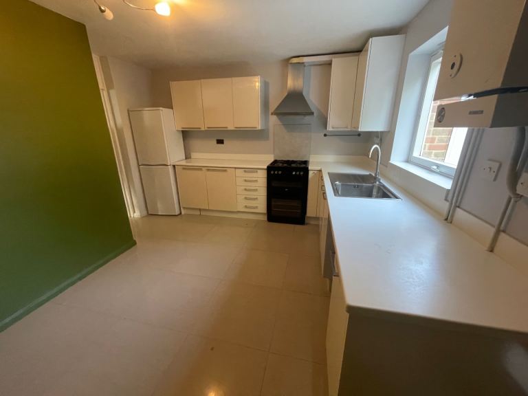 🏡 Spacious 4 Bedroom House To Rent – Osterley, Hounslow  (TW7 4RJ)