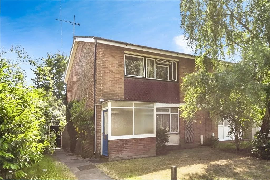 🏡 Spacious 4-Bedroom House – TW20 0TQ