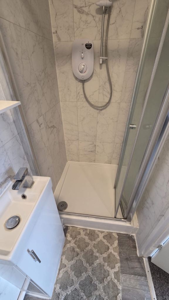 🏡✨ Large Ensuite Room in Hull HU3 2TT – £120pw | Refurbished House | Bills + Superfast Wi-Fi Included! 🏥📶