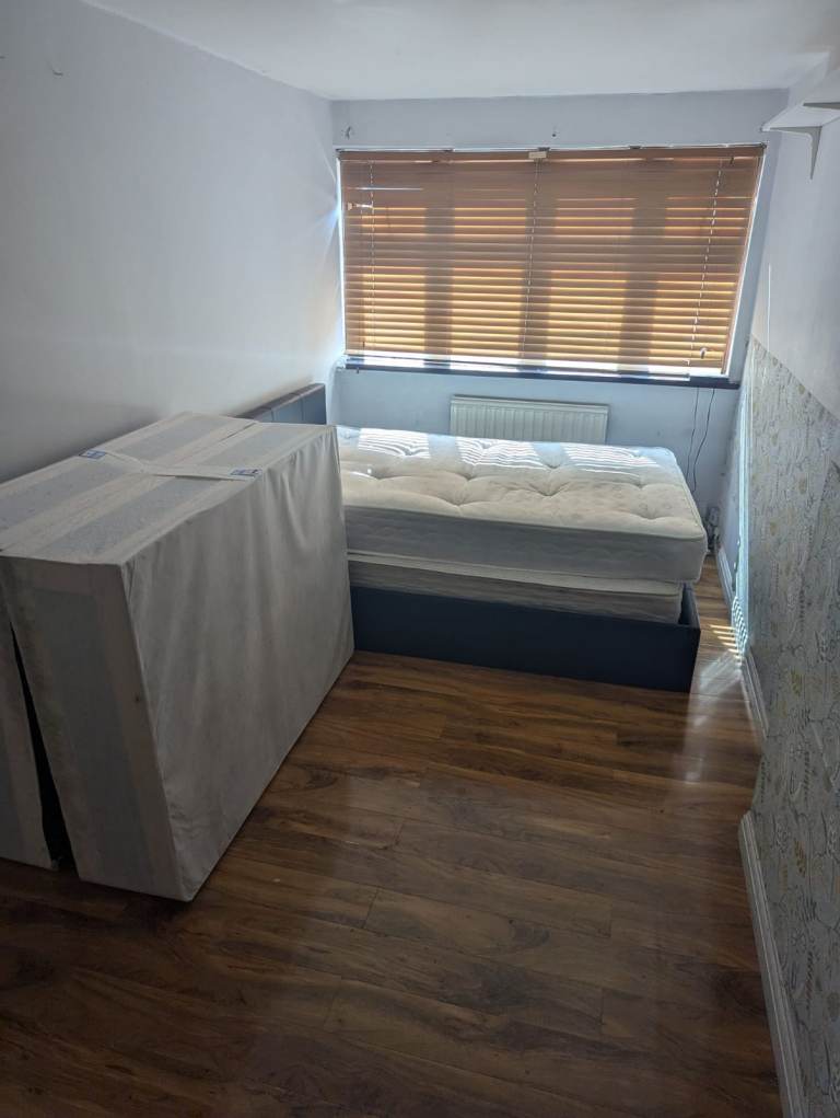 2 BED WITH 2 TOILETS , PARKING AND GARDEN NEAR ROMFORD STATION INCLUDING BILLS (RM1 2TB)