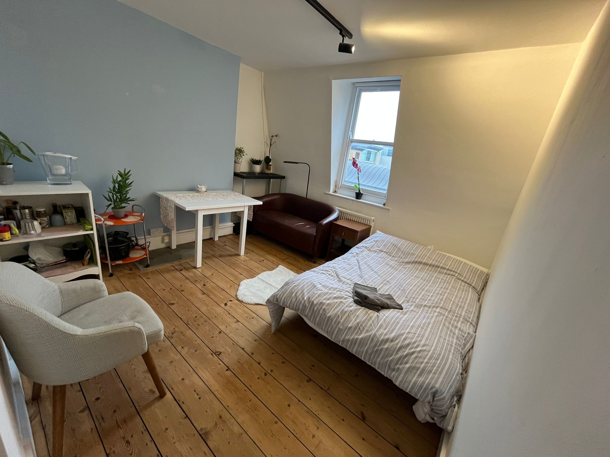 Three Self-Contained Studios – Upper Street, Islington, London (N1 2XQ)