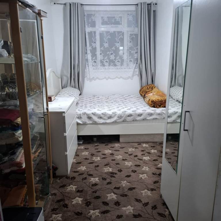 Double room to let in a family house in Little ilford E12 (Professional Muslim F)