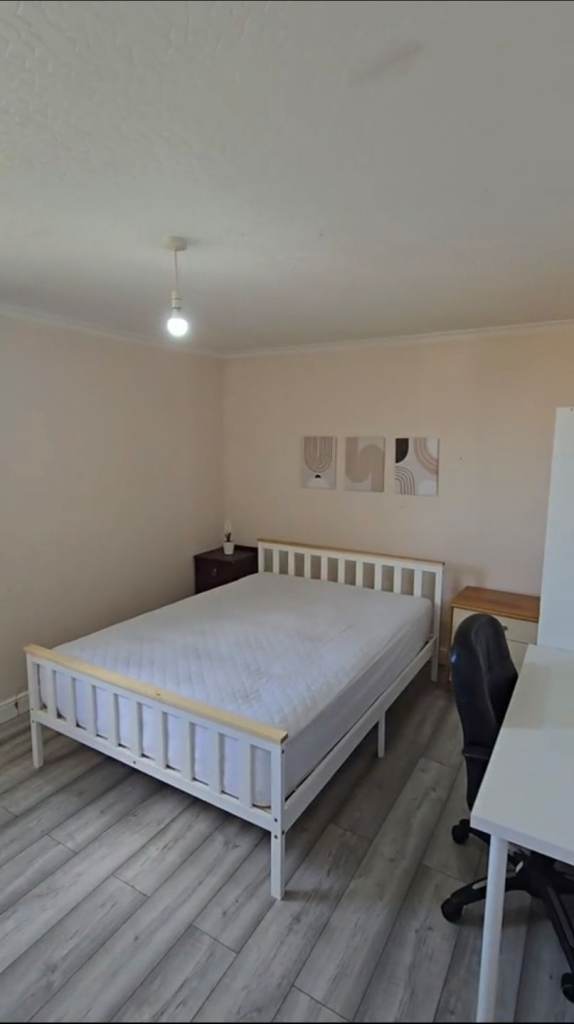 Large double room in Maidstone town center (ME14 2UN)