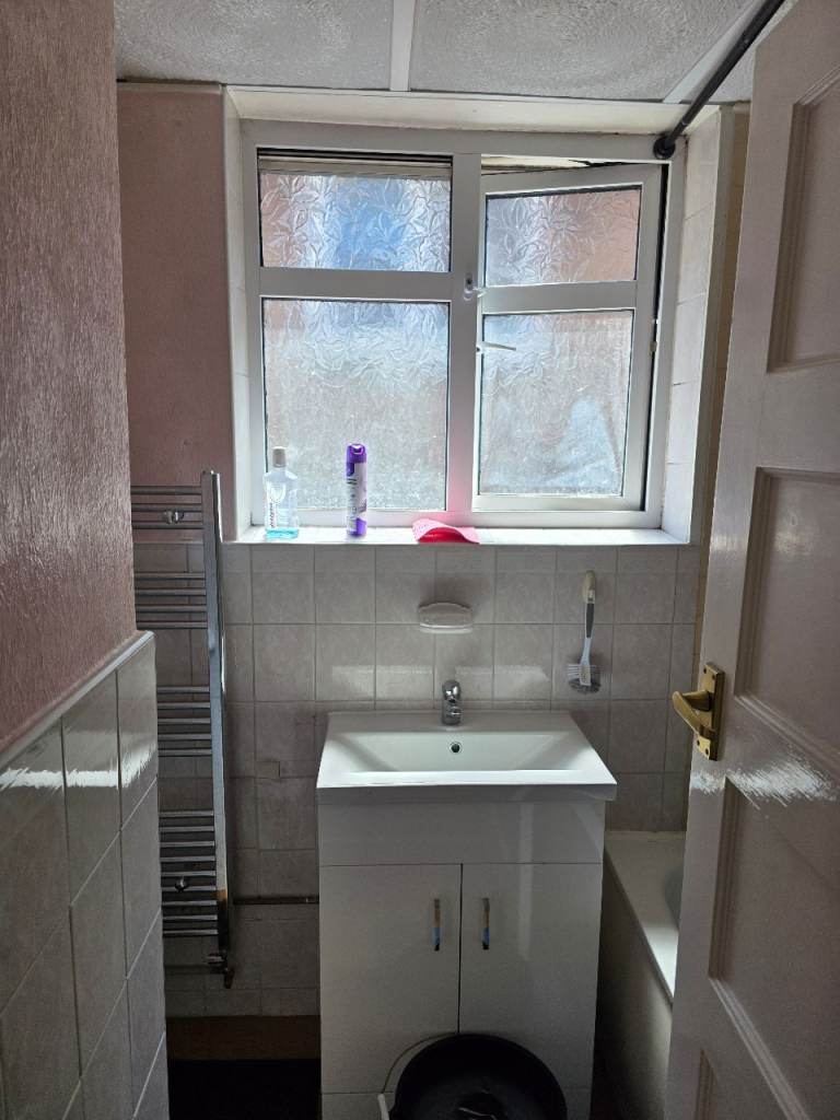 🏡 Spacious Master Bedroom in Gants Hill, IG5 0JA | £850 PCM | Available Now