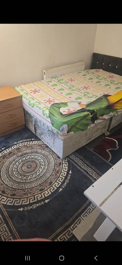Double Room for female with private bathroom in Longsight, Manchester (M13 0NQ)