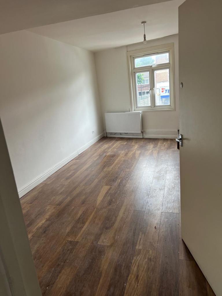 🏡 2 Bedroom Property with Spacious Living Room – Hertford rd, Enfield EN3 5JF  📍 Enfield, London 💷 £2,050 PCM