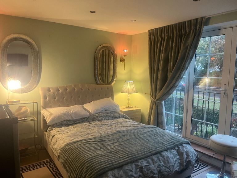 En-suite Double room at Thirlmere rise, Bromley (BR1 4HY)