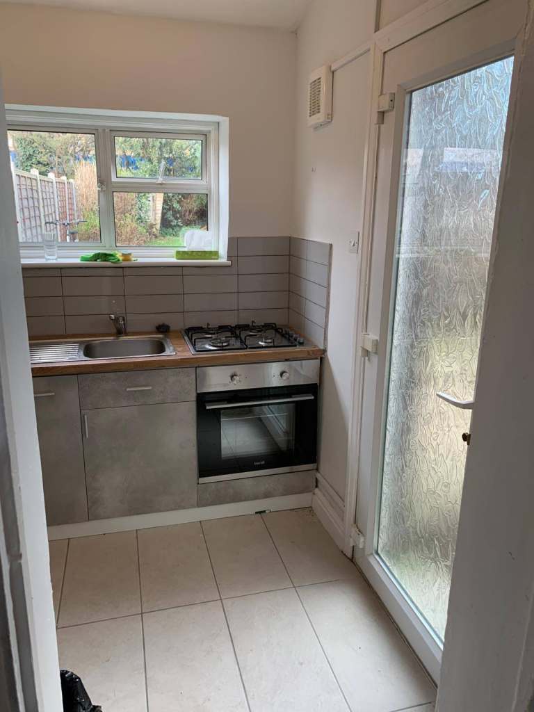 Double room to let in a 4-bedroom house at Carlyle house, Manor Park E12 6BW