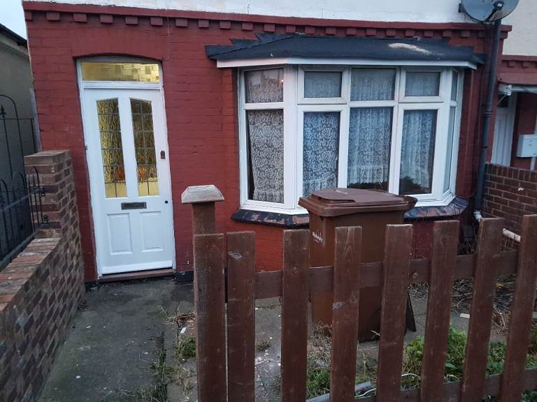 Spacious Two bedroom En-terraced house to let - Chatham ME4