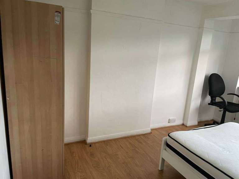 Loving double room to rent for professional including bills Mitcham, London £800pm (CR4 1SG)