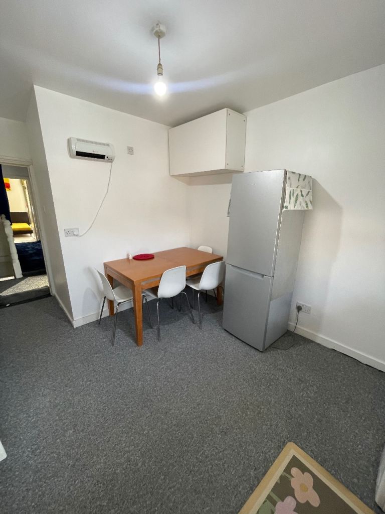 Very clean and massive Double Room in Manor Park E12 5PN