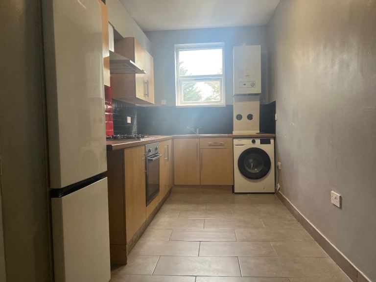 🏡 Spacious 3-Bedroom Flat in Greenford, UB6 0HH | £1,980 PCM | Part-Furnished