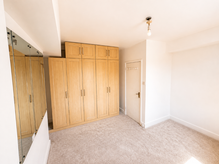 Bright 2-Bed Flat overseeing Nevern Square, Earl's Court SW5 9PD
