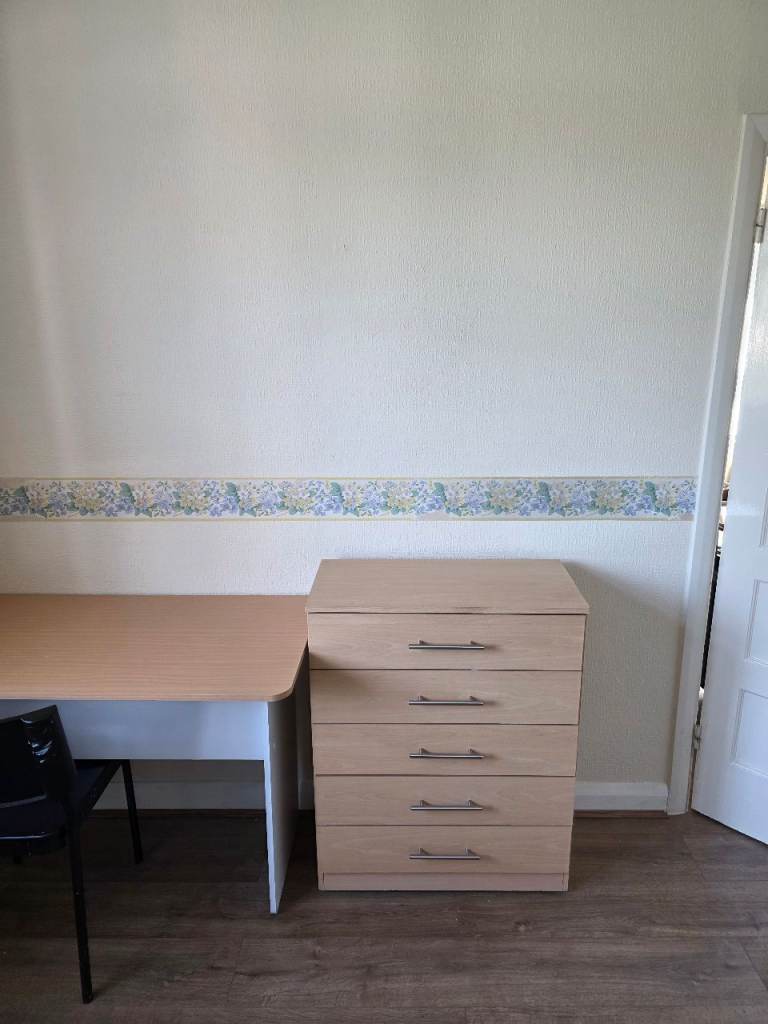 🏡 Spacious Master Bedroom in Gants Hill, IG5 0JA | £850 PCM | Available Now