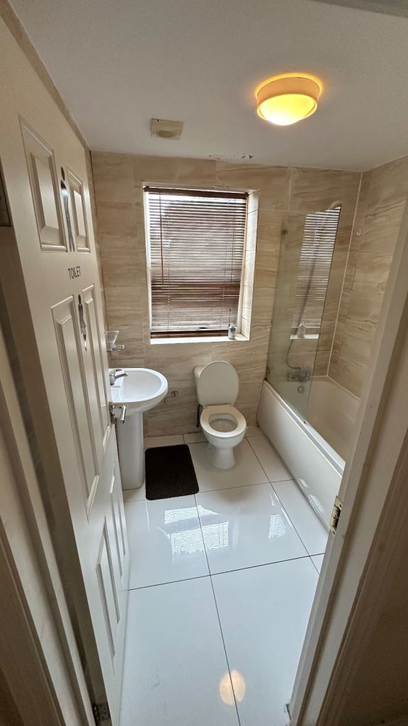 2 bedroom flat in Leyton 5 mins from Leyton station E11 4HL