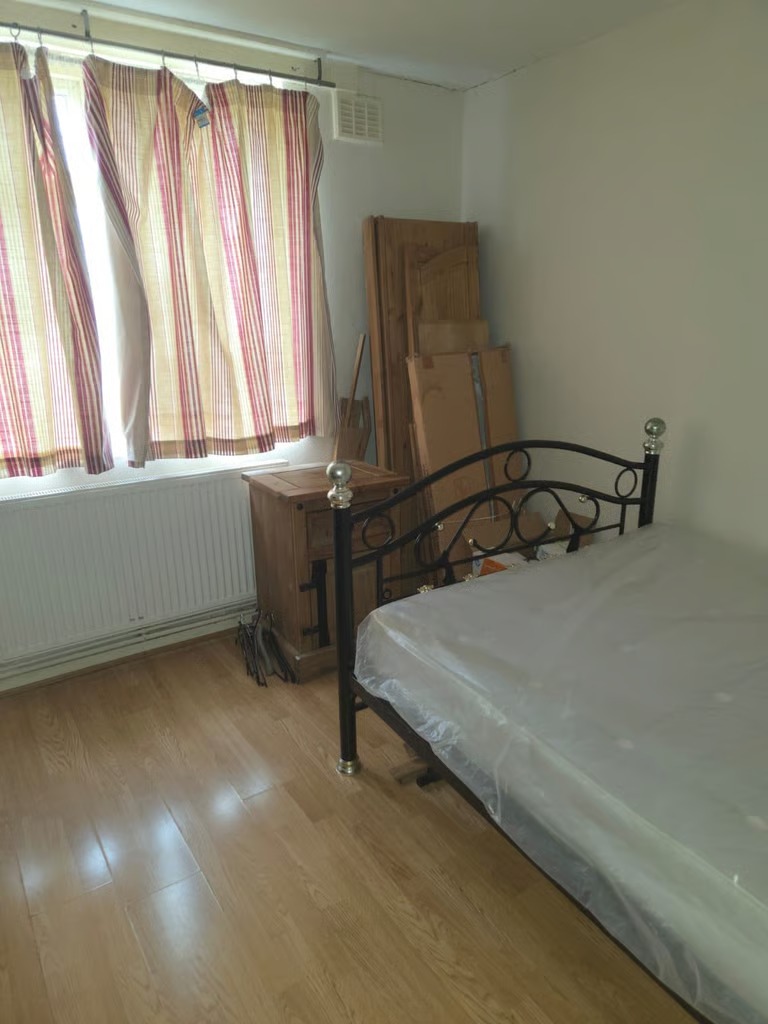 Master room available to let