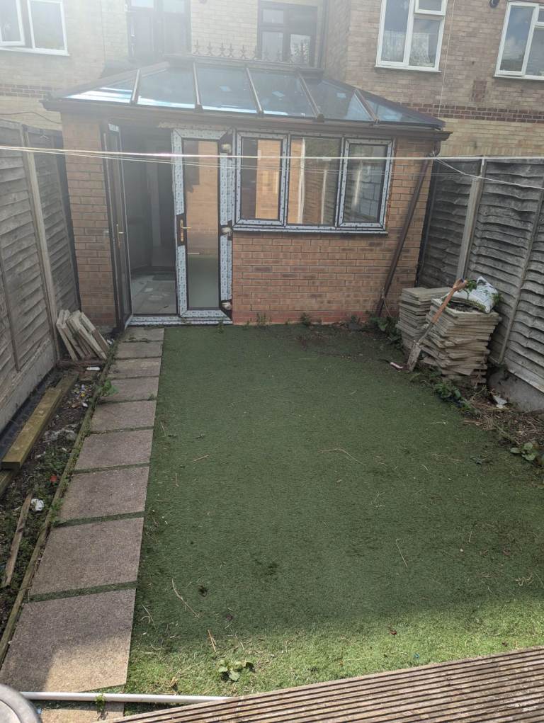 2 BED WITH 2 TOILETS , PARKING AND GARDEN NEAR ROMFORD STATION INCLUDING BILLS (RM1 2TB)