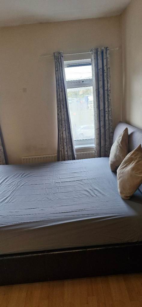 🏡 Spacious Fully Furnished Room with Gardens & Parking – Newport NP20 5NL 🌿