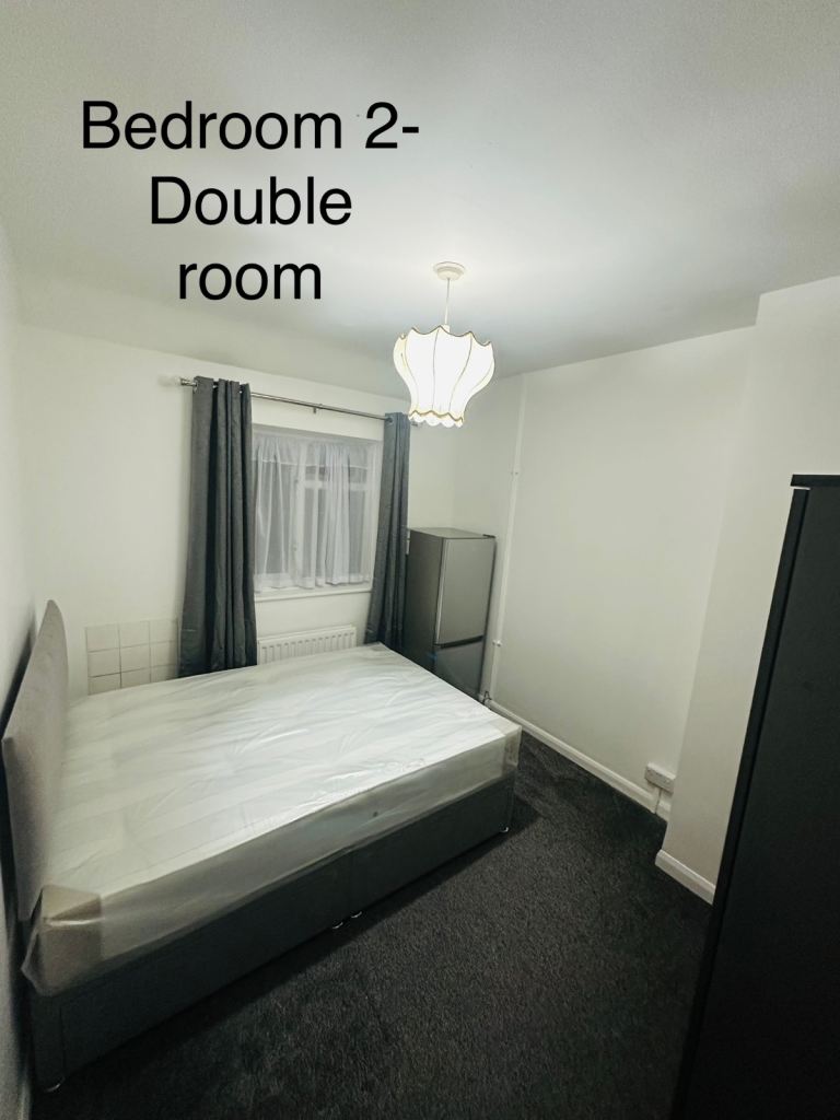 NEWLY RENOVATED DOUBLE ROOM IN DAGENHAM RM9 6L | PRIVATE FRIDGE/FREEZER | ALL BILLS INCLUDED 🔥  📍 Location: Rowdowns Road, Dagenham, London 📮 Postcode: RM9 6L