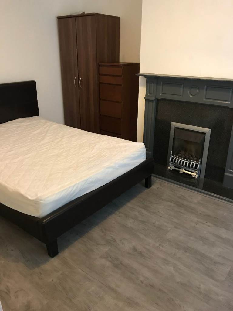 Double room at Darley Ave, Farnsworth, Bolton (BL4 7RU)