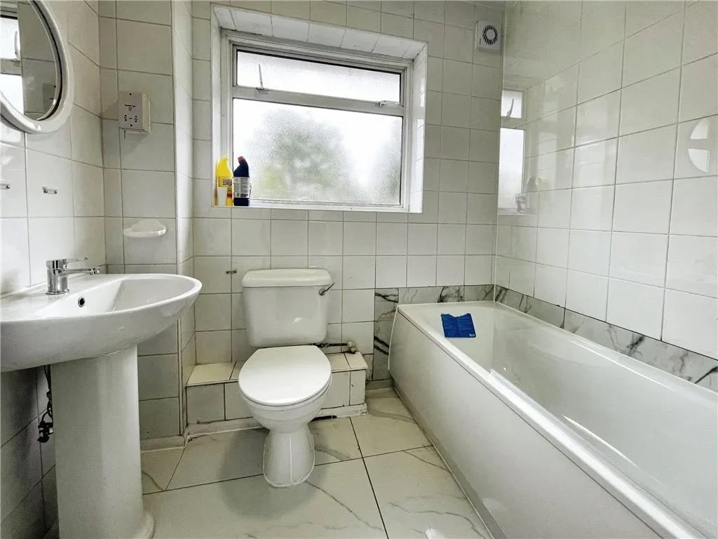 🏡 Spacious 4-Bedroom House – TW20 0TQ