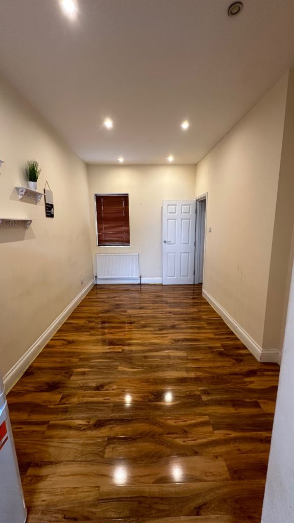 2 bedroom flat in Leyton 5 mins from Leyton station E11 4HL
