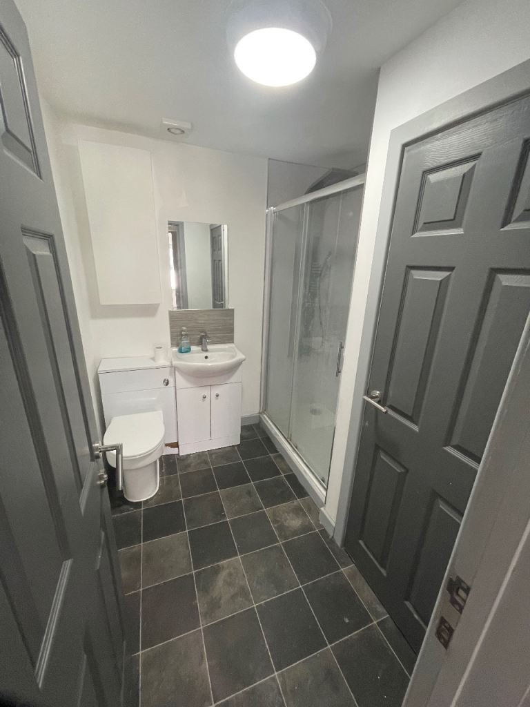 🏡✨ Spacious 2-Bedroom Flat in Burnham SL1 7JX – Private Parking + Bills Included! 🚗🚇