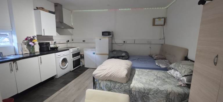 Studio to let at Romford rd, little ilford E12 5JG