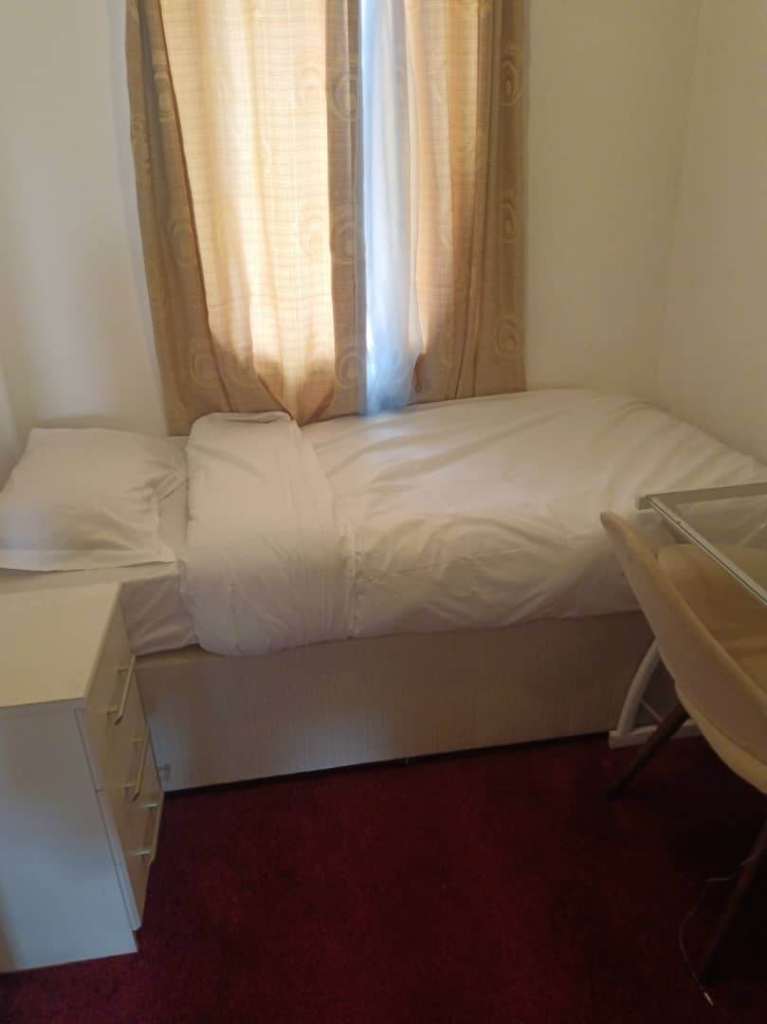 🏡✨ Furnished Single Room in Clayton M11 4XB – £480 pcm | Tram, Bus & Shops Nearby!