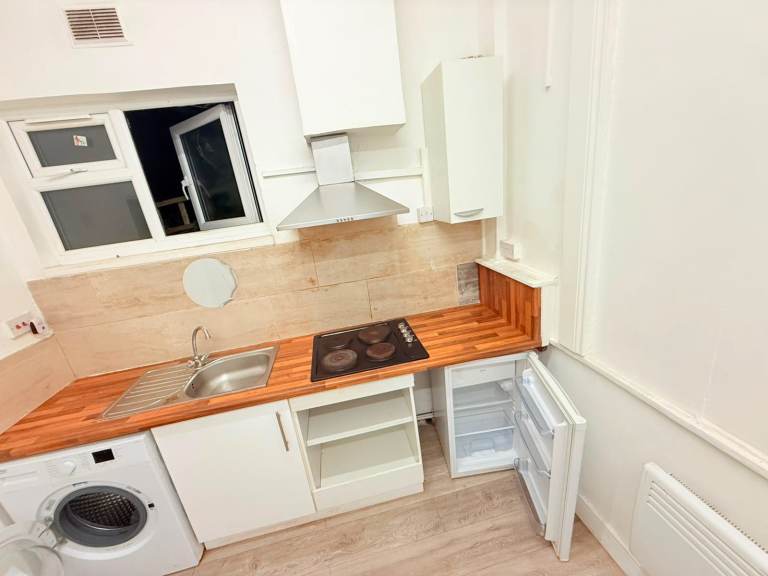 Studio apartment to rent, 3 minute walk from Goodmayes Station IG3 9UD