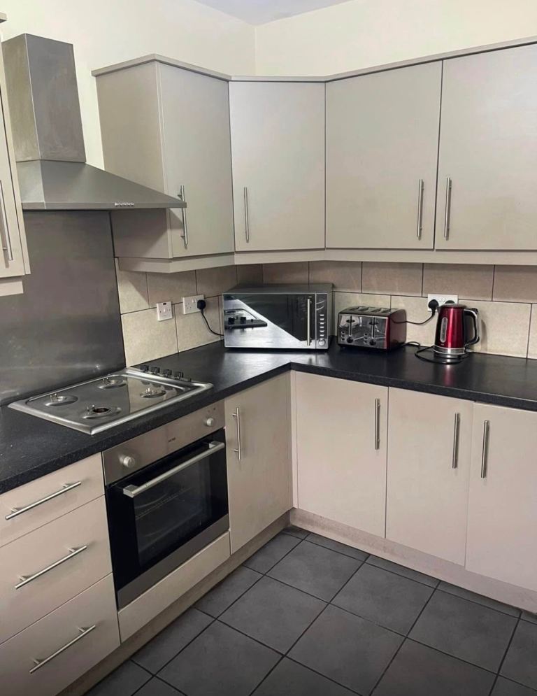 Double bedroom available in fully furnished property (UB1 1JR)