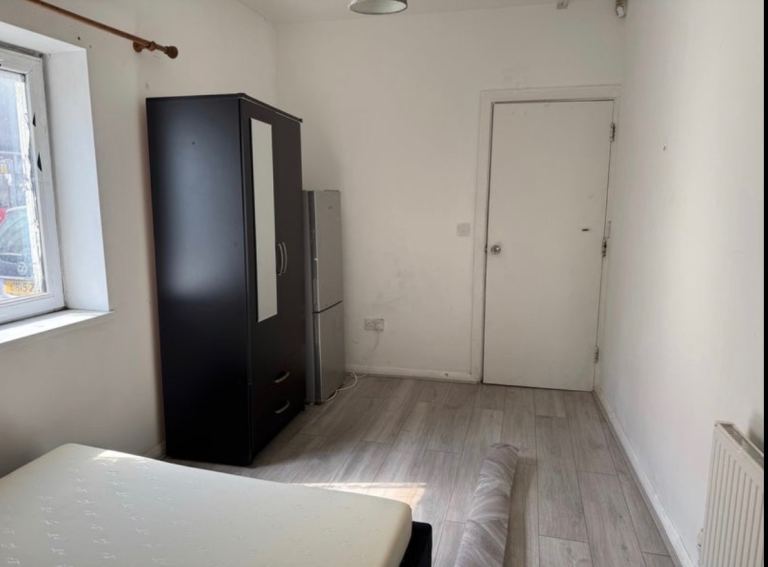 Newly Furnished Renovated Double Room - Dagenham  (RM10 8EL)