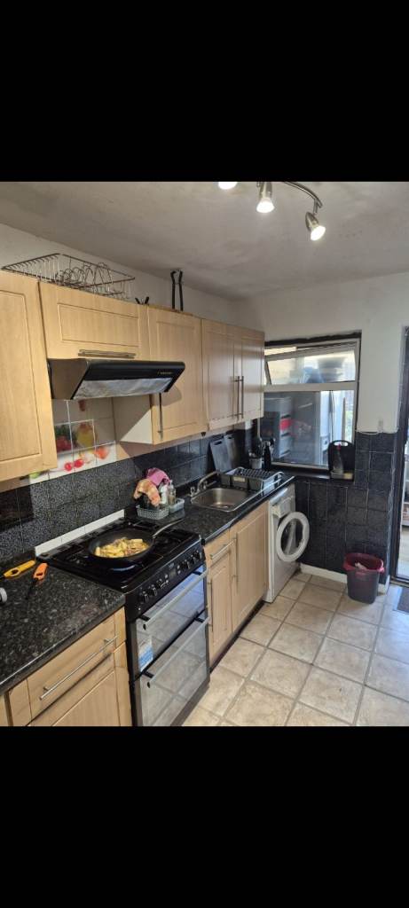 Spacious double room in a sharing house at Rokeby st, Stratford (E15 3NS)